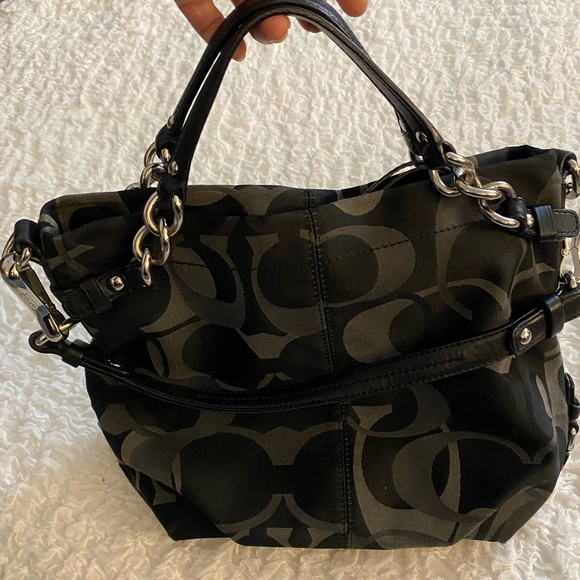 VGUC COACH handbag in black. Medium sized with silver buckles - Picture 2 of 6